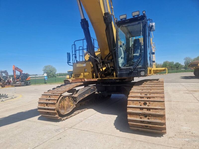 2019 Caterpillar 374FL crawler excavator, front view 2019 Caterpillar 374FL crawler excavator, front view