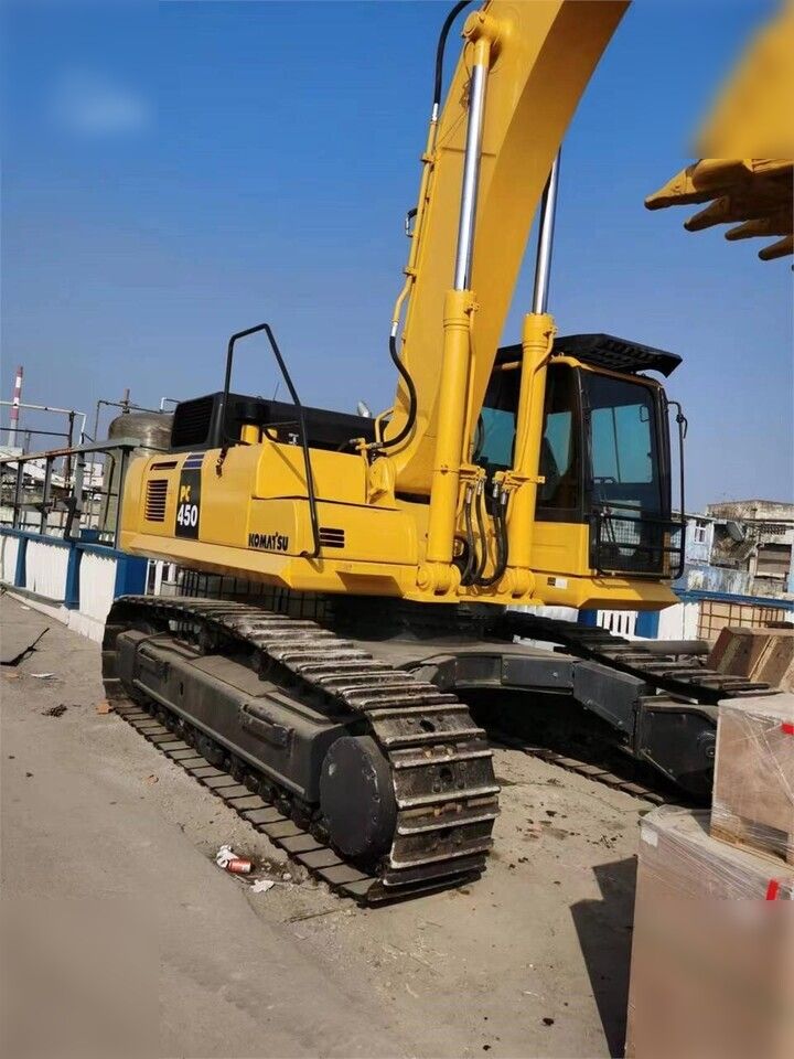 2019 Komatsu PC450-8 crawler excavator, side view 2019 Komatsu PC450-8 crawler excavator, side view