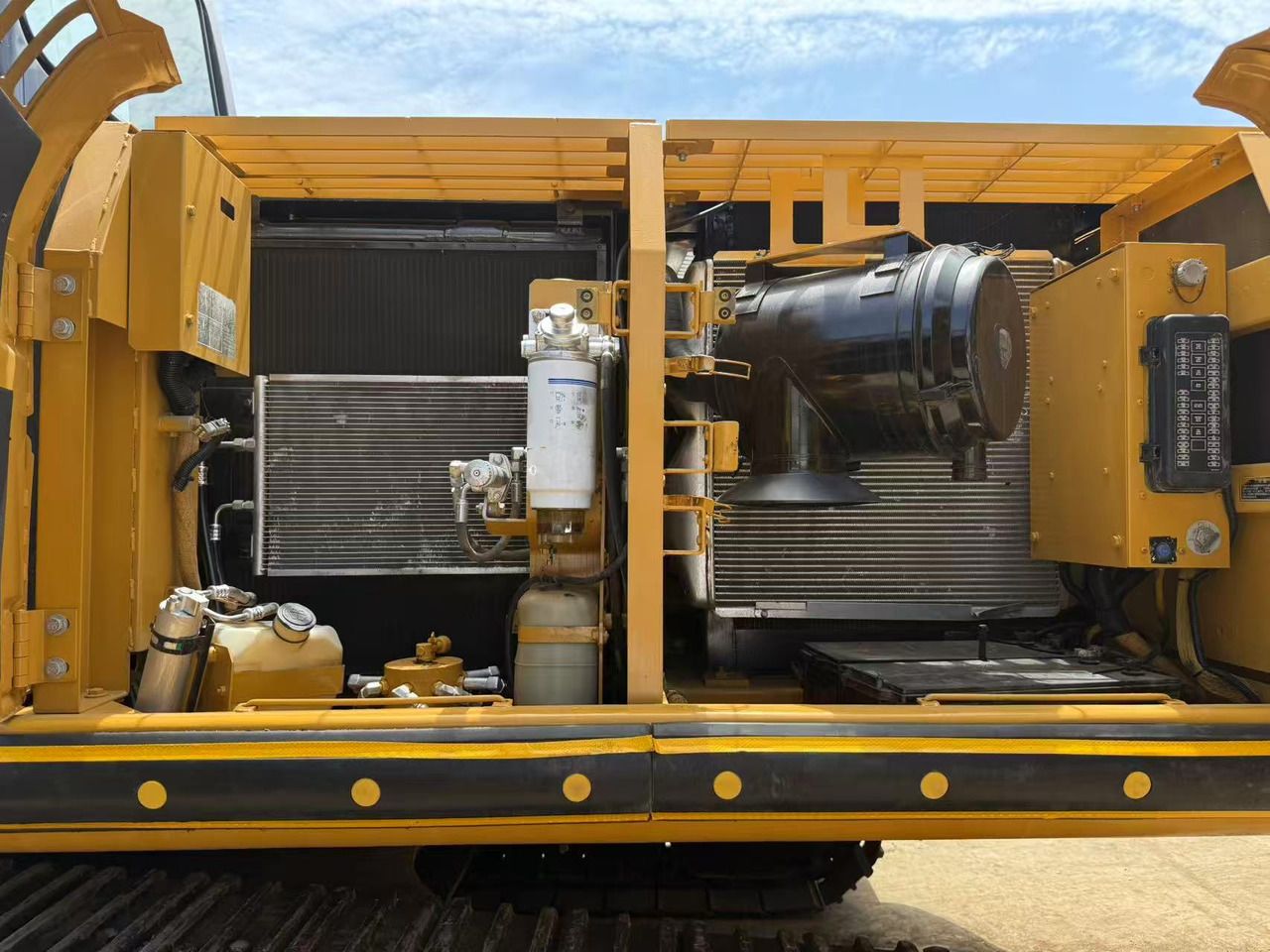 2015 Caterpillar 325CL crawler excavator engine compartment view