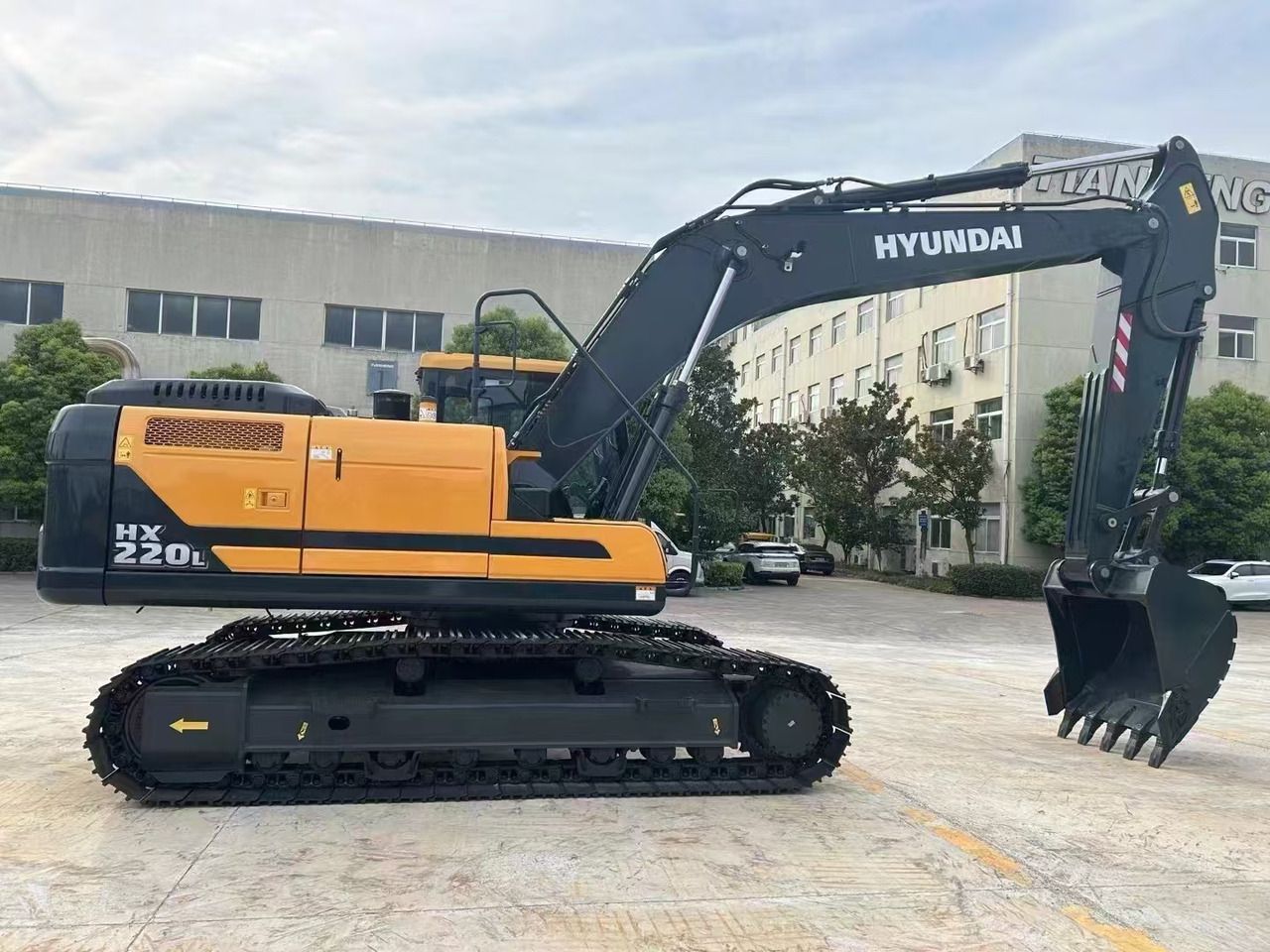 Hyundai HX220L crawler excavator, side view