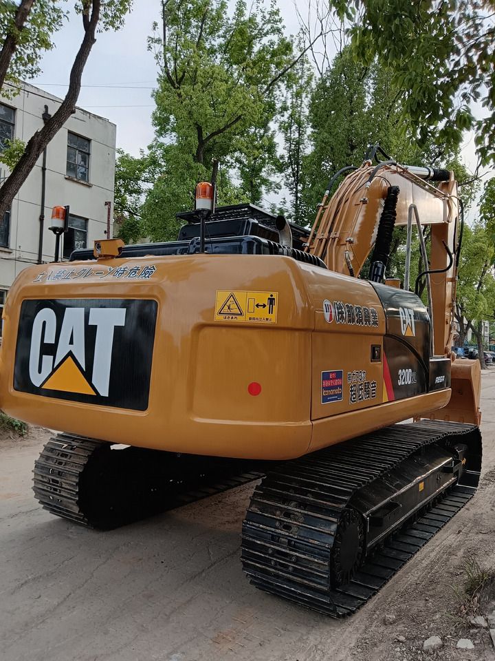 Гусеничный экскаватор 2024 Caterpillar 320D2L, вид сзади