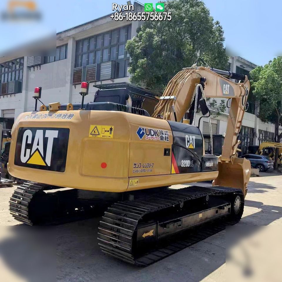 Escavadora de rastos Caterpillar 320D2 de 2022, vista traseira a três quartos