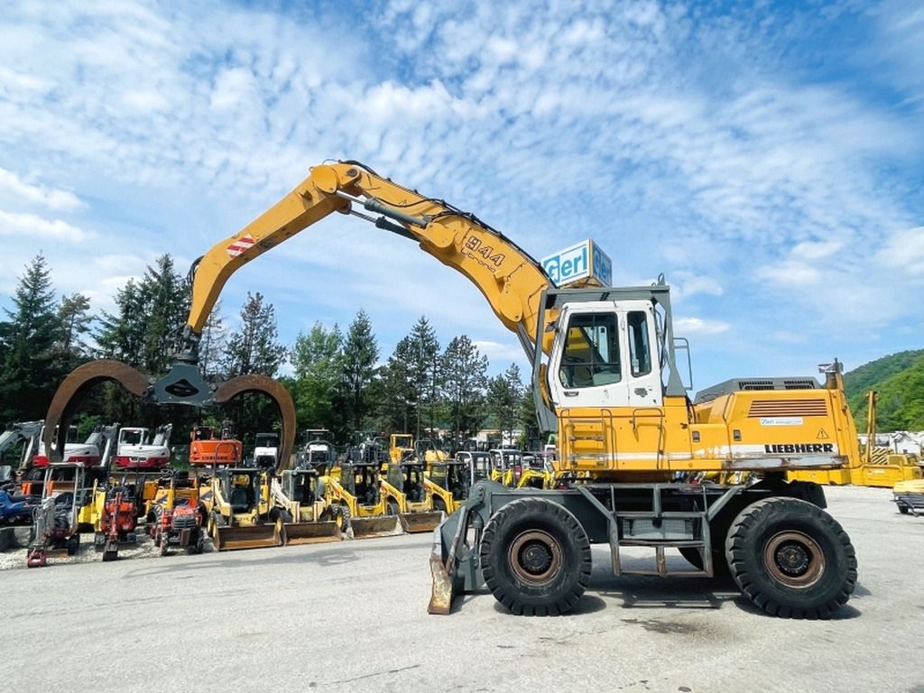 2004 Liebherr A944BHD material handler side view 2004 Liebherr A944BHD material handler side view