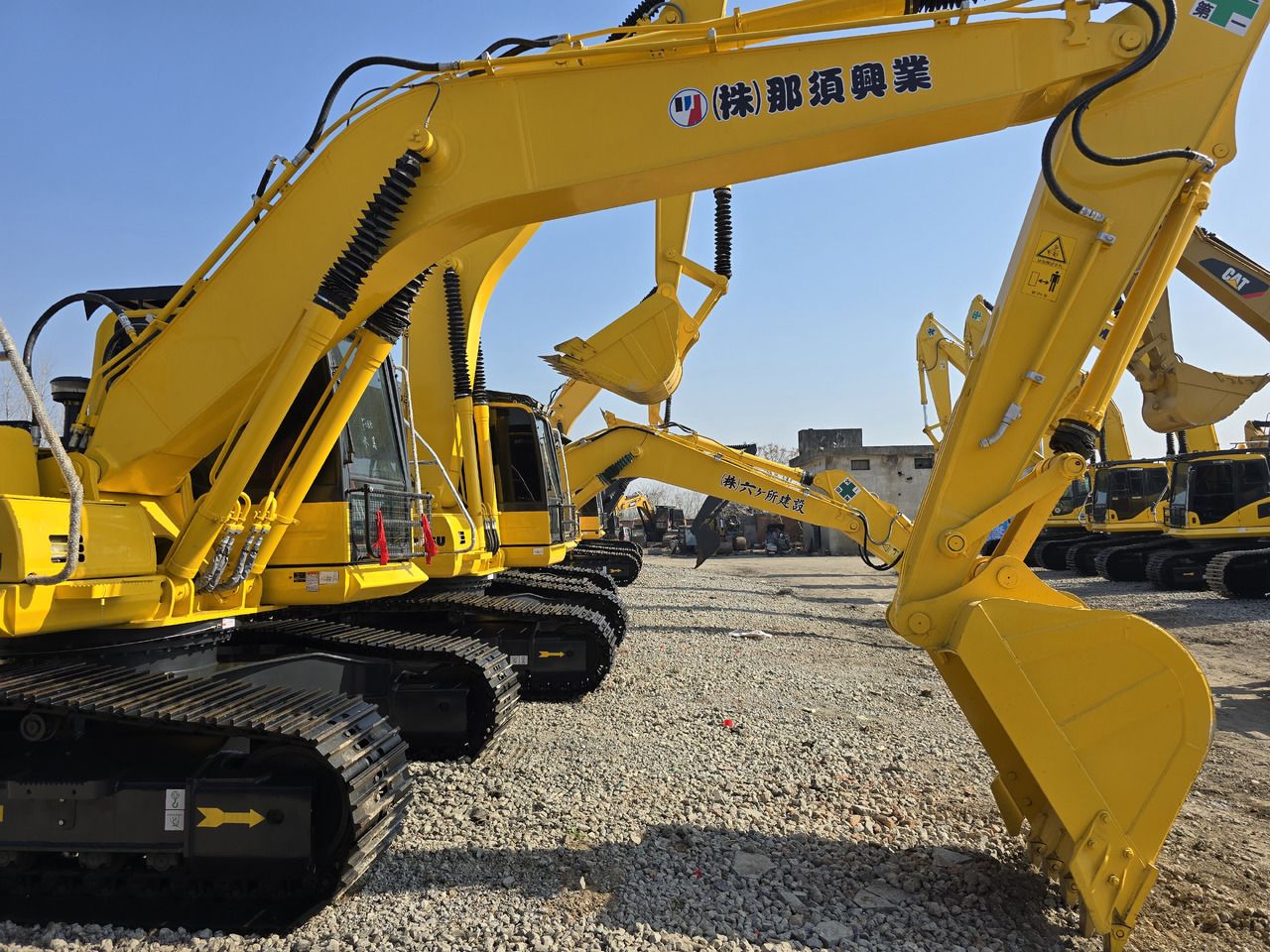 Escavatore cingolato Komatsu PC200-8 del 2024, vista laterale Escavatore cingolato Komatsu PC200-8 del 2024, vista laterale