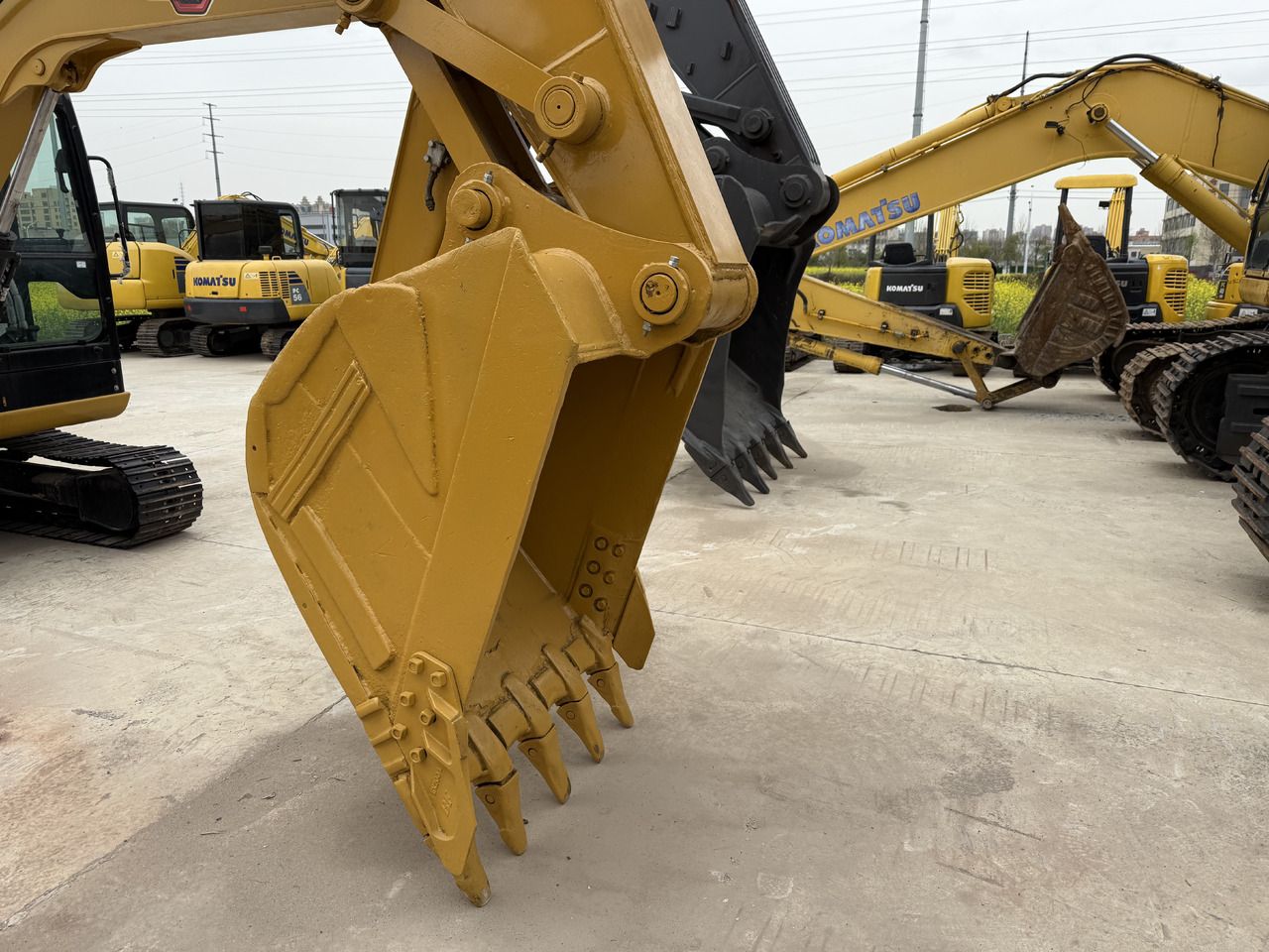 2022 Caterpillar 320B crawler excavator bucket detail 2022 Caterpillar 320B crawler excavator bucket detail