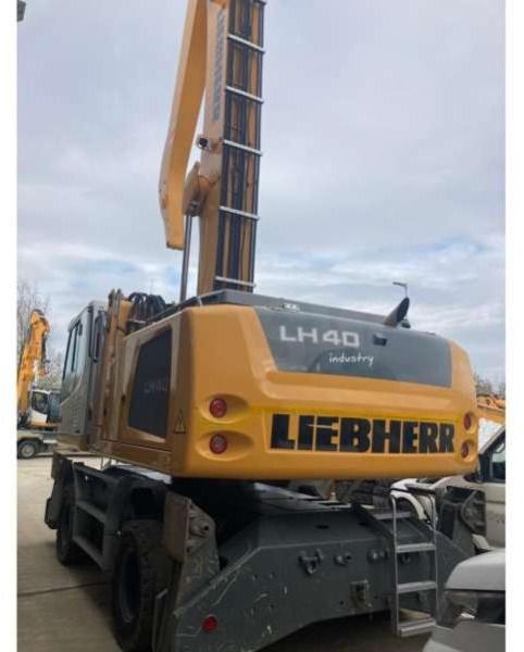 2017 Liebherr LH40 M material handler, rear three-quarter view 2017 Liebherr LH40 M material handler, rear three-quarter view