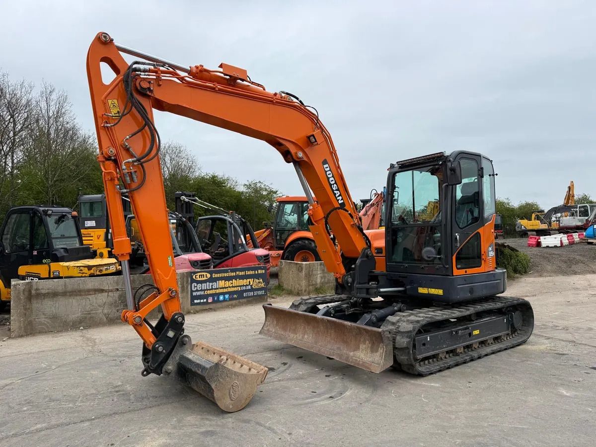 2022 Doosan DX85R-3 crawler excavator, side view 2022 Doosan DX85R-3 crawler excavator, side view