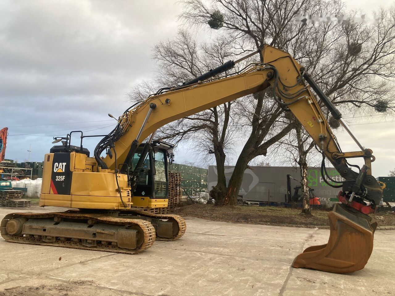 2018 Caterpillar 325F L crawler excavator, side view 2018 Caterpillar 325F L crawler excavator, side view