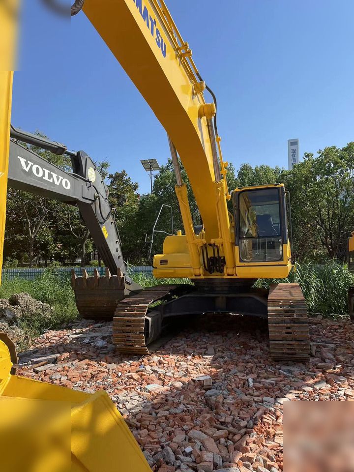 2017 Komatsu PC400-7 crawler excavator, front three-quarter view 2017 Komatsu PC400-7 crawler excavator, front three-quarter view