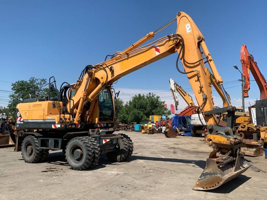 2014 Hyundai R180W-9A wheel excavator, side profile view 2014 Hyundai R180W-9A wheel excavator, side profile view