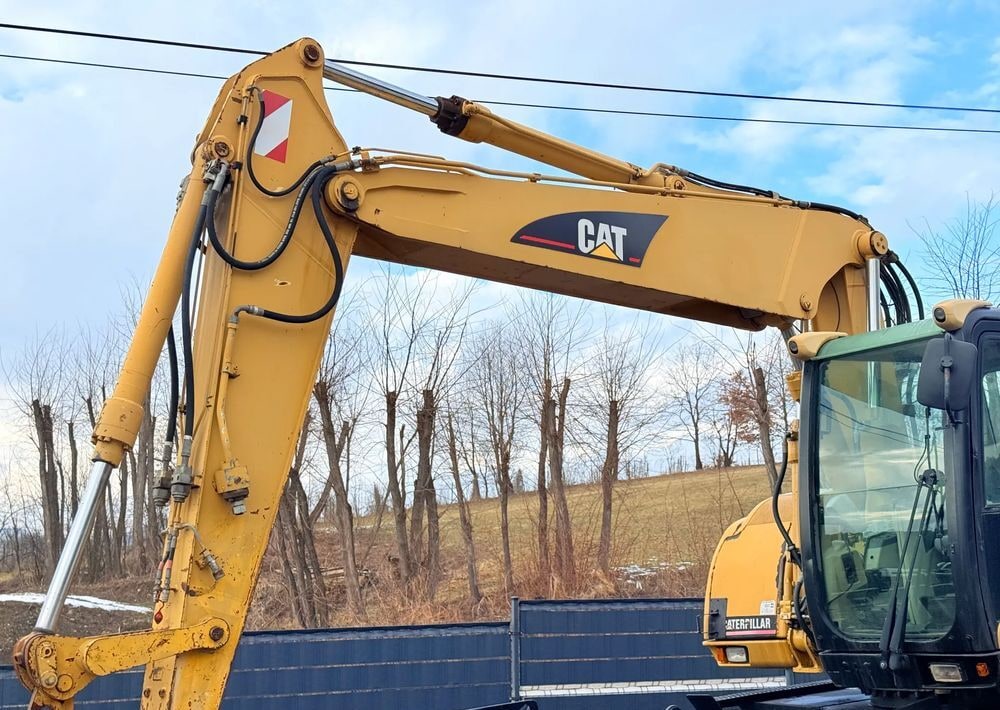 2003 Caterpillar M315C wheel excavator boom and cab side view