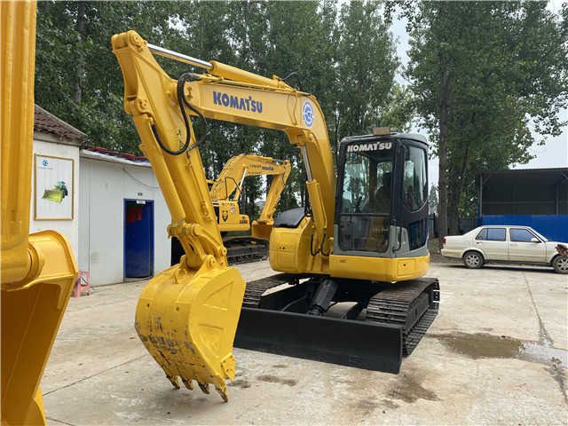 Escavadora de rastos Komatsu PC200-8 de 2013, vista frontal a três quartos