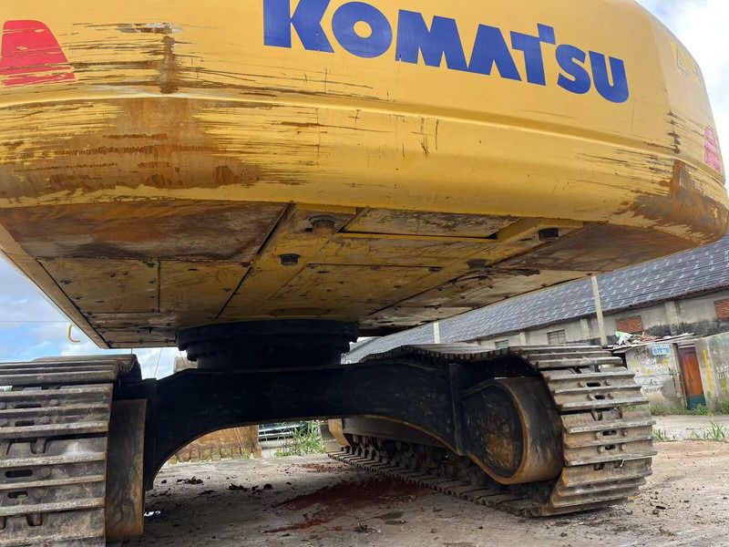 2020 Komatsu PC400-8 crawler excavator undercarriage view 2020 Komatsu PC400-8 crawler excavator undercarriage view