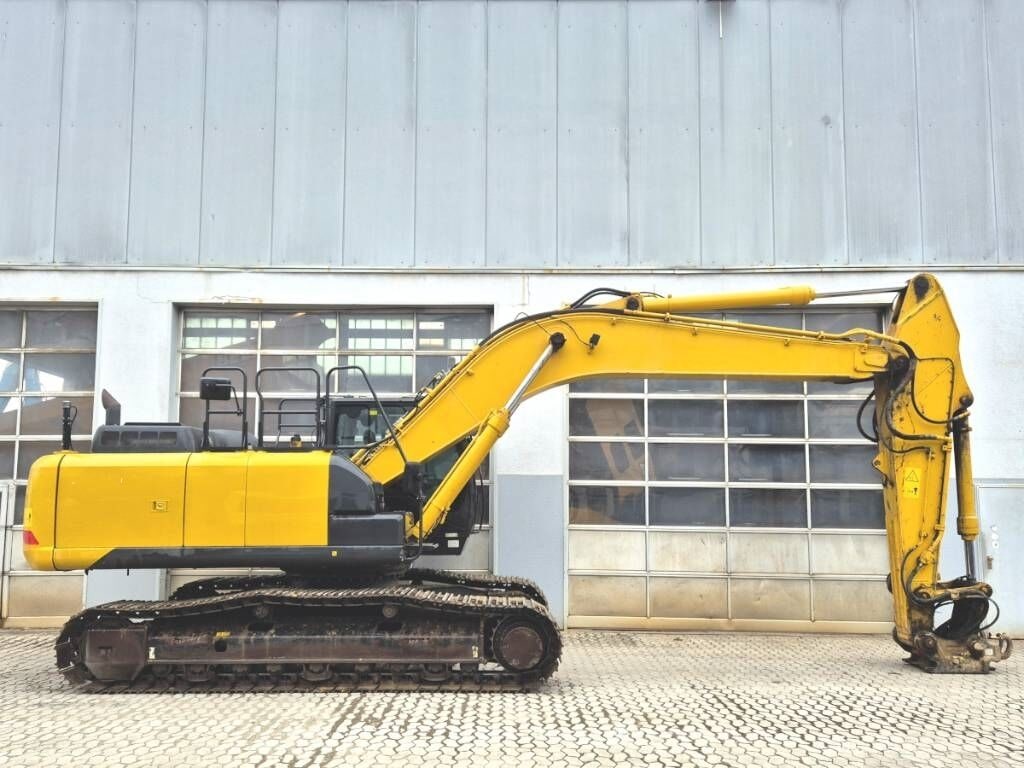 2016 Hitachi ZX250LCN-6 crawler excavator, side view 2016 Hitachi ZX250LCN-6 crawler excavator, side view