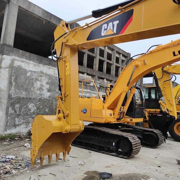 Excavator pe șenile Caterpillar 320D din 2015, vedere laterală cu braț și cupă Excavator pe șenile Caterpillar 320D din 2015, vedere laterală cu braț și cupă