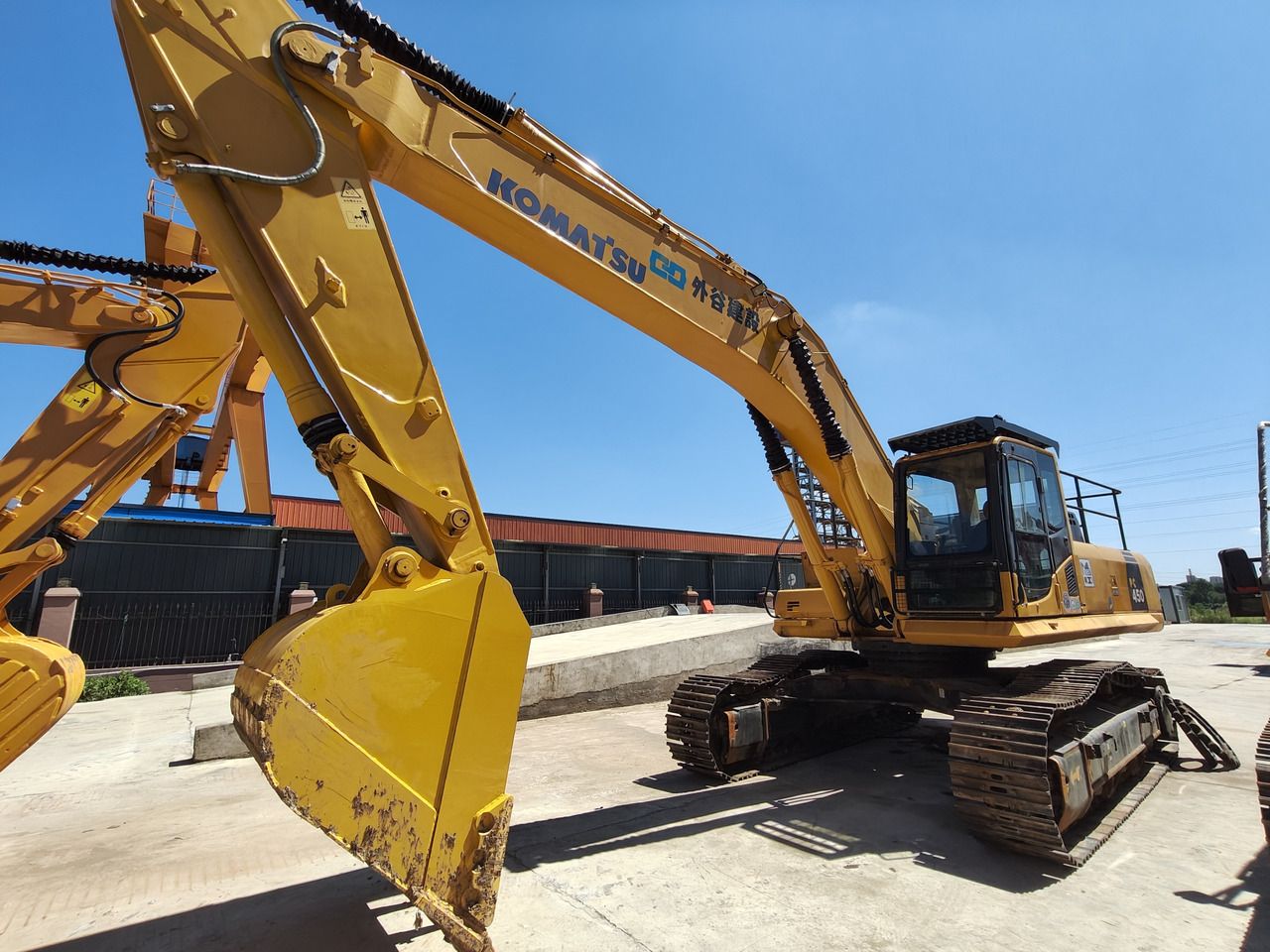 2022 Komatsu PC450-8 crawler excavator, side view 2022 Komatsu PC450-8 crawler excavator, side view