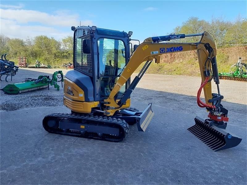 XCMG XE27E mini excavator, side view