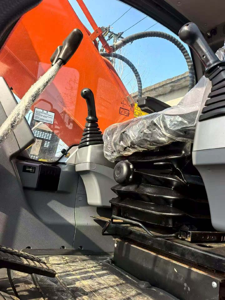 Gąsienicowa koparka Doosan DX225 z 2024 r. Gąsienicowa koparka Doosan DX225 z 2024 r.