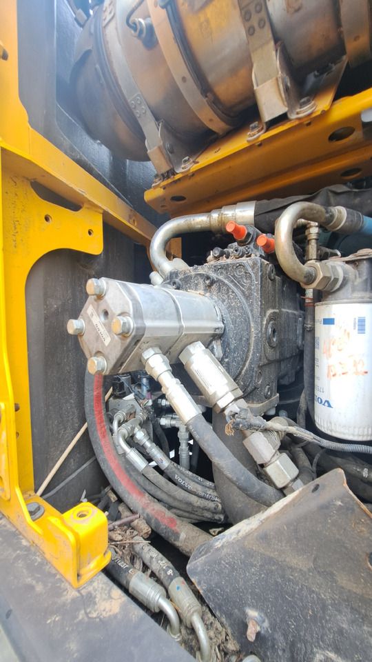 Volvo EWR150E wheel excavator hydraulic pump detail Volvo EWR150E wheel excavator hydraulic pump detail