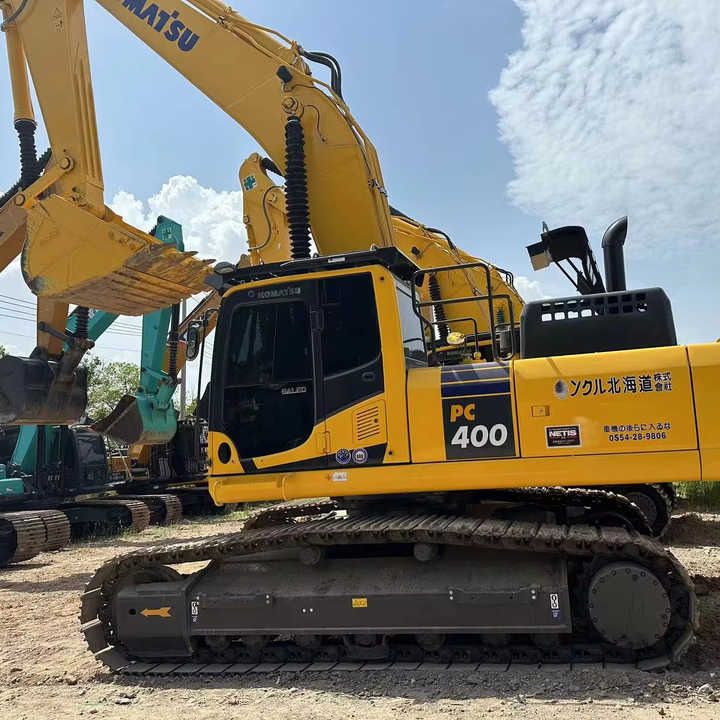 2022 Komatsu PC400-8 crawler excavator side view 2022 Komatsu PC400-8 crawler excavator side view