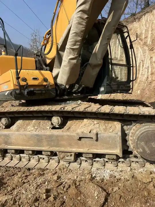 2020 Hyundai 520VS crawler excavator side view 2020 Hyundai 520VS crawler excavator side view