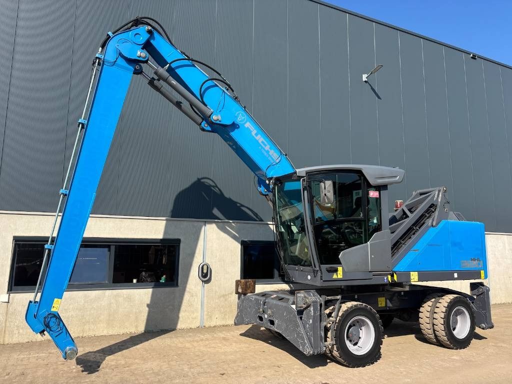 2018 Fuchs MHL320F material handler, side profile view 2018 Fuchs MHL320F material handler, side profile view