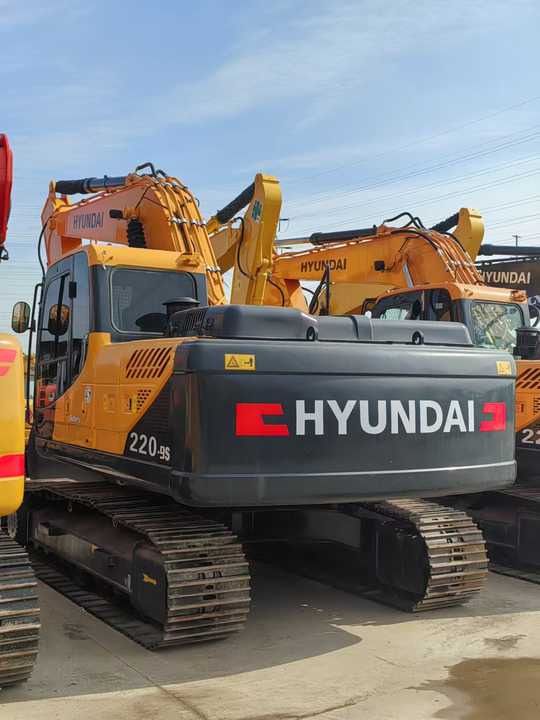 Hyundai R220LC-9S crawler excavator, rear three-quarter view Hyundai R220LC-9S crawler excavator, rear three-quarter view