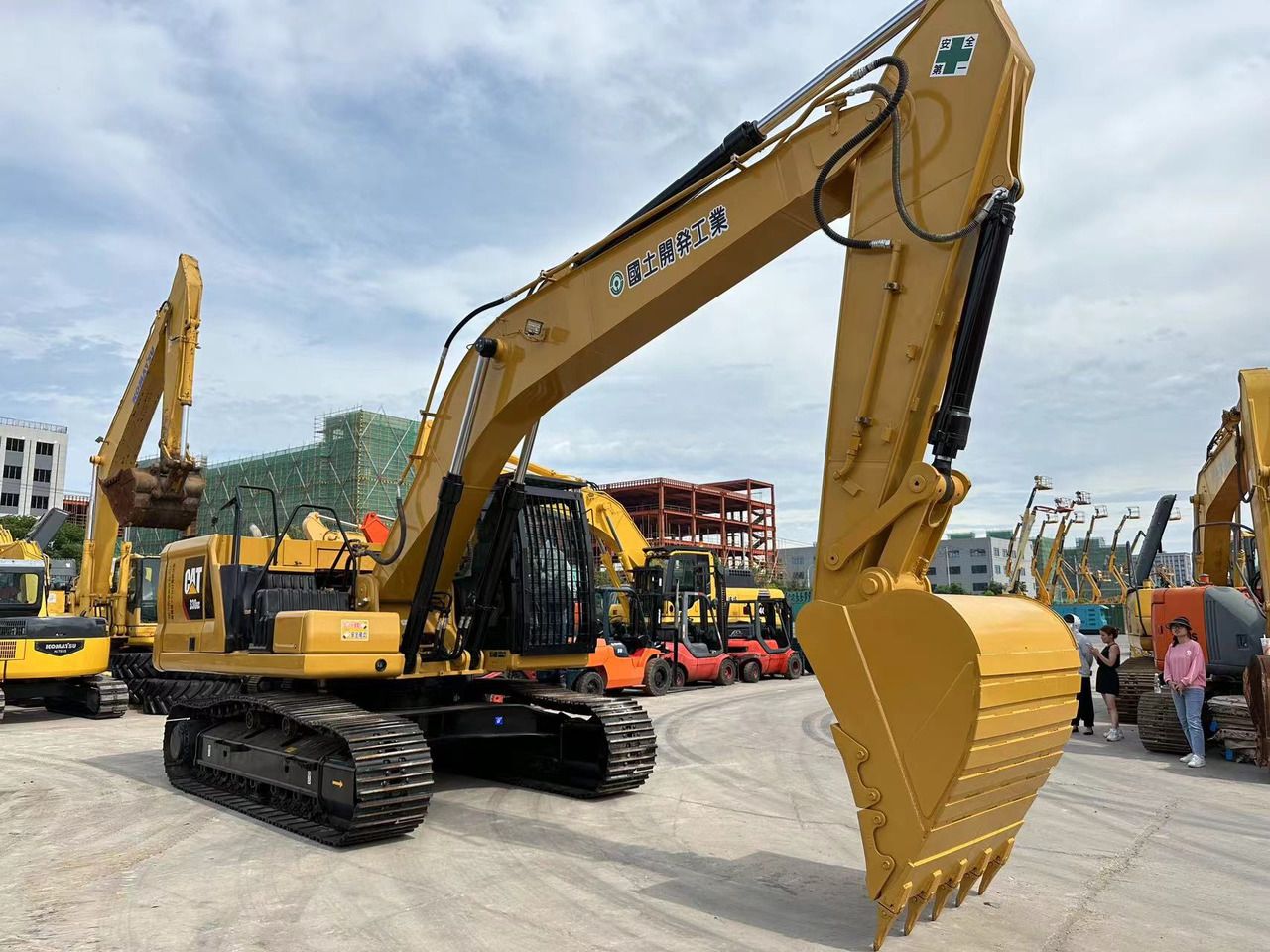Caterpillar 330GC crawler excavator, side view Caterpillar 330GC crawler excavator, side view