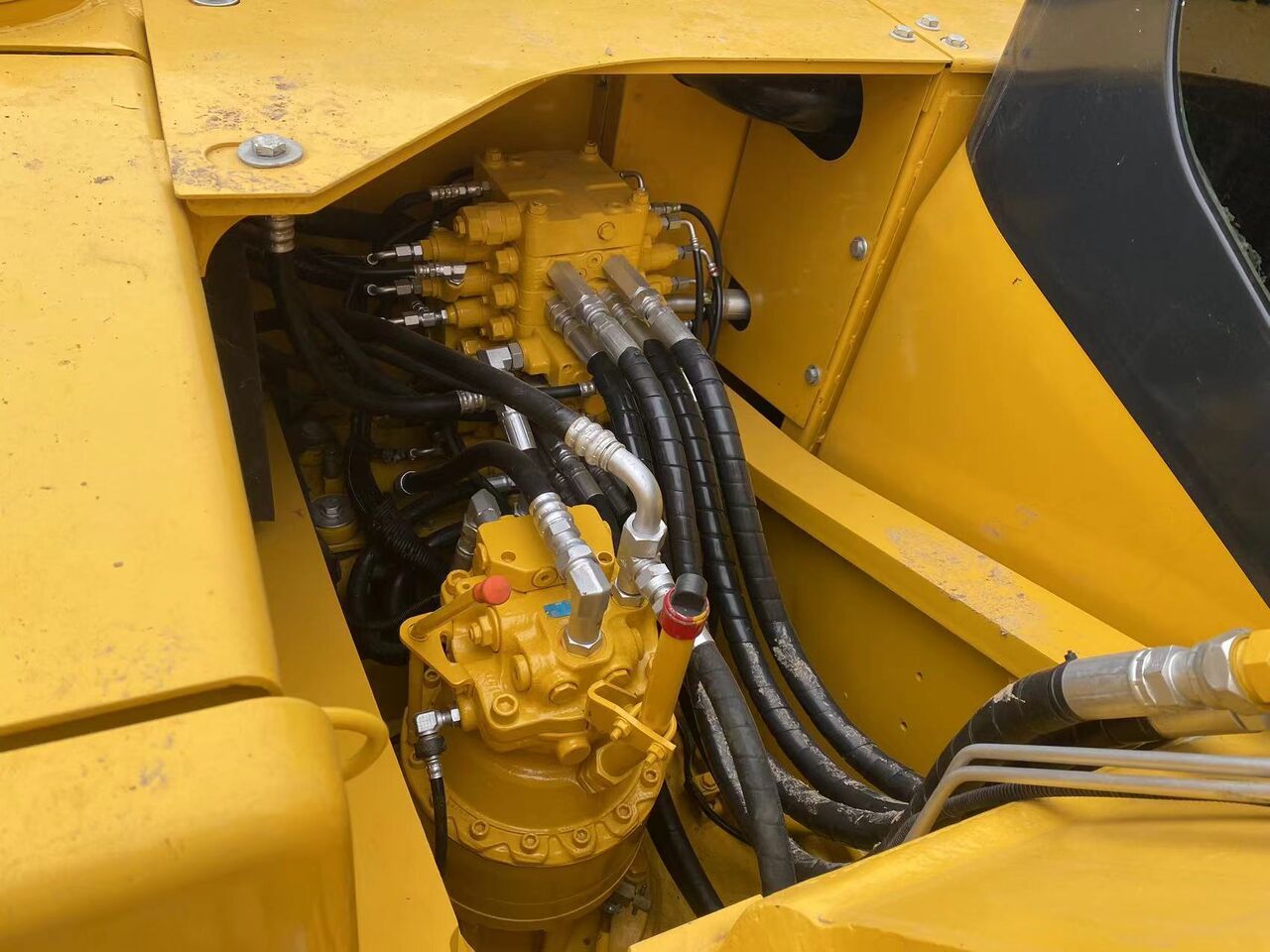 2022 Komatsu PC160 crawler excavator hydraulic compartment view 2022 Komatsu PC160 crawler excavator hydraulic compartment view