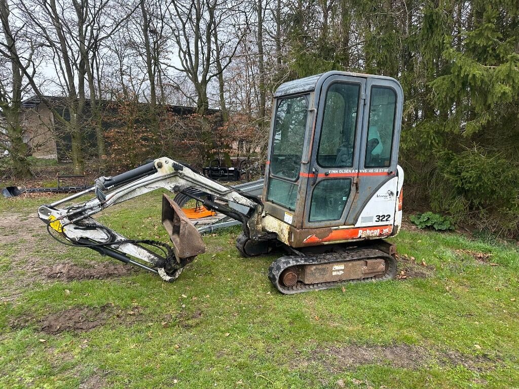 2000 Bobcat 322 mini excavator, side view 2000 Bobcat 322 mini excavator, side view