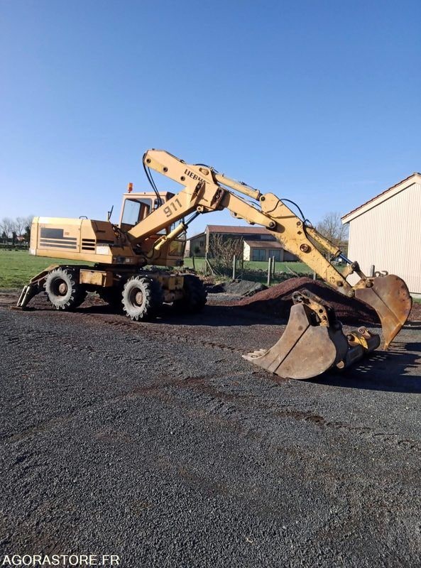 1979 Liebherr 911 wheel excavator, side profile view 1979 Liebherr 911 wheel excavator, side profile view