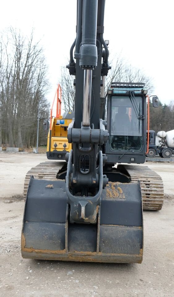 2020 Volvo EC220E crawler excavator, front view of bucket and boom 2020 Volvo EC220E crawler excavator, front view of bucket and boom