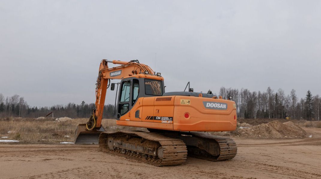 Doosan DX225LC crawler excavator, rear three-quarter view Doosan DX225LC crawler excavator, rear three-quarter view