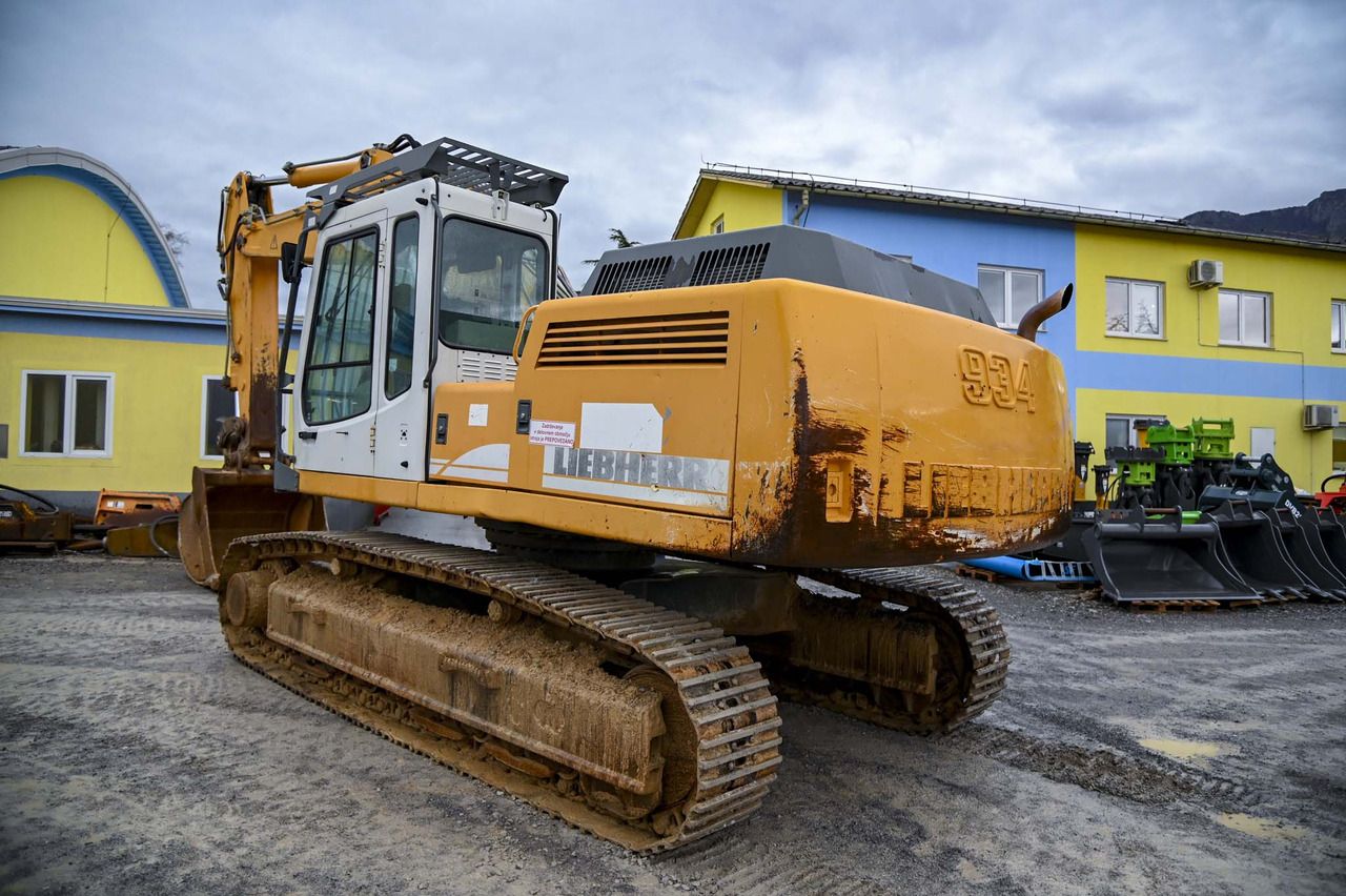 2004 Liebherr R934B HD-S crawler excavator, rear three-quarter view 2004 Liebherr R934B HD-S crawler excavator, rear three-quarter view