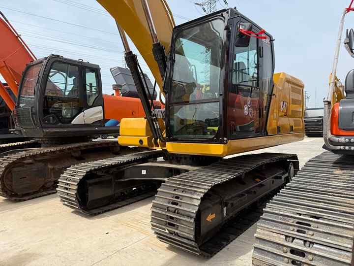 Caterpillar 320GC crawler excavator, front three-quarter view Caterpillar 320GC crawler excavator, front three-quarter view