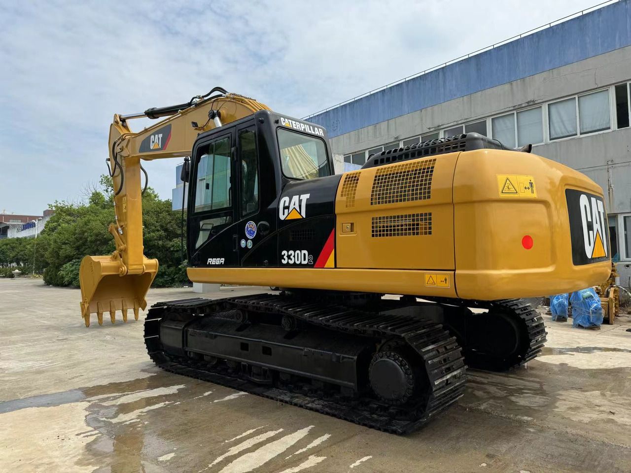2022 Caterpillar 330D2L crawler excavator, rear three-quarter view 2022 Caterpillar 330D2L crawler excavator, rear three-quarter view