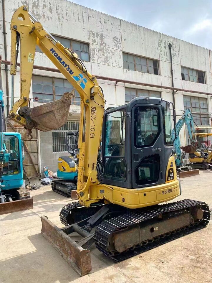 2023 Komatsu PC40MR mini excavator, three-quarter front view 2023 Komatsu PC40MR mini excavator, three-quarter front view