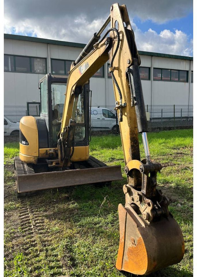 2011 Caterpillar 304DCR crawler excavator, front three-quarter view 2011 Caterpillar 304DCR crawler excavator, front three-quarter view