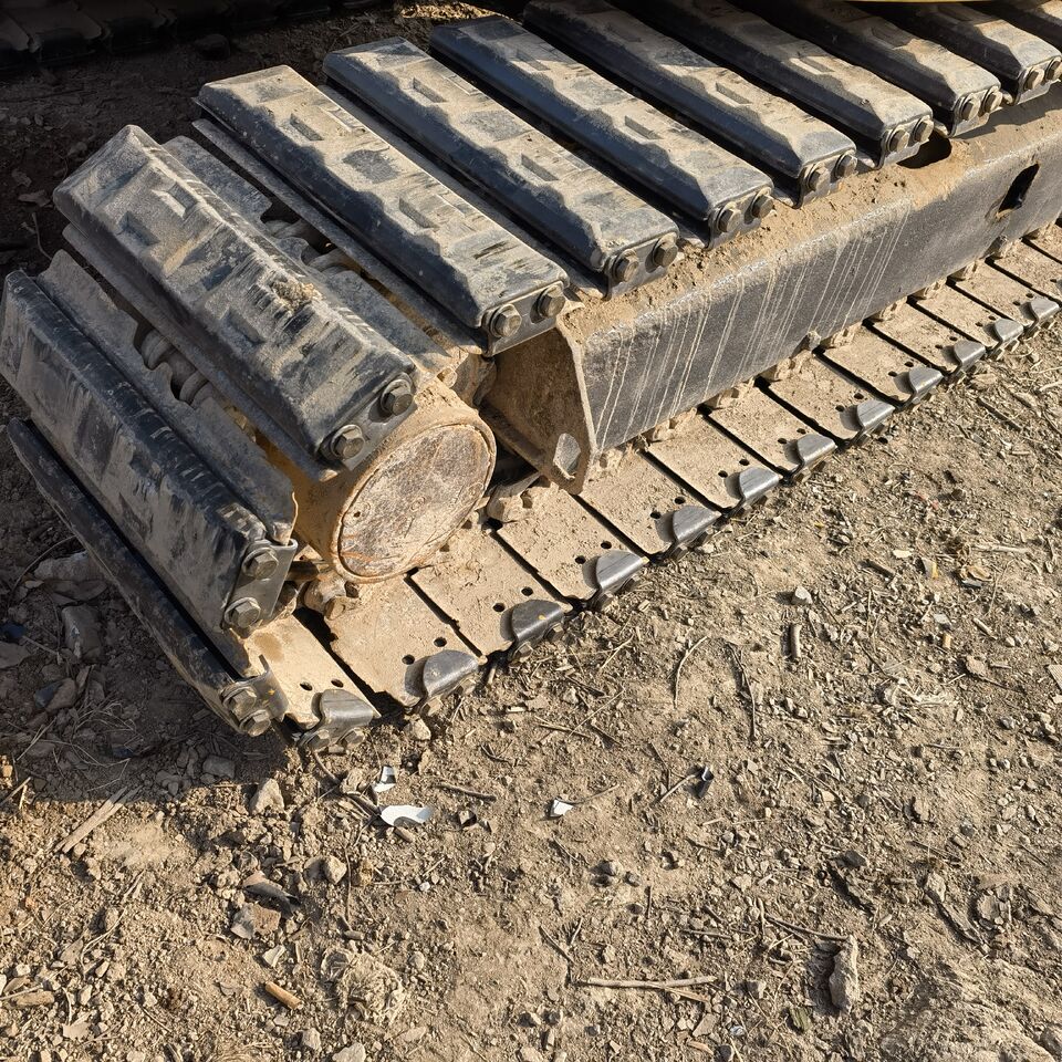 2022 Komatsu PC40MR-2 mini excavator track detail
