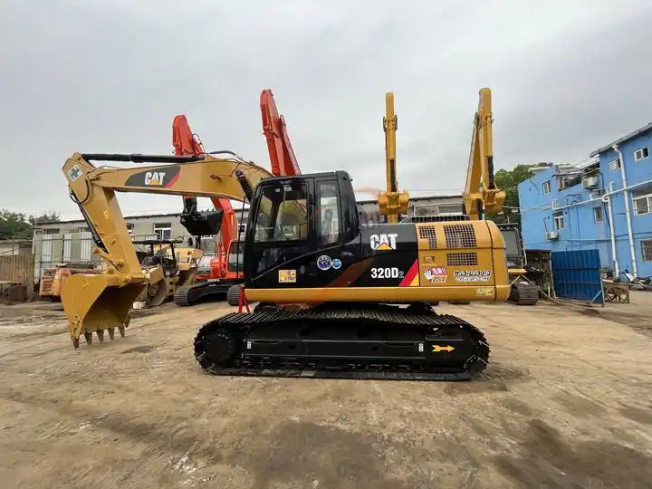Гусеничный экскаватор Caterpillar 320D2, 2022 год, вид сбоку Гусеничный экскаватор Caterpillar 320D2, 2022 год, вид сбоку