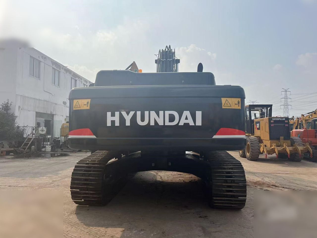 2022 Hyundai 300LR crawler excavator, rear view 2022 Hyundai 300LR crawler excavator, rear view