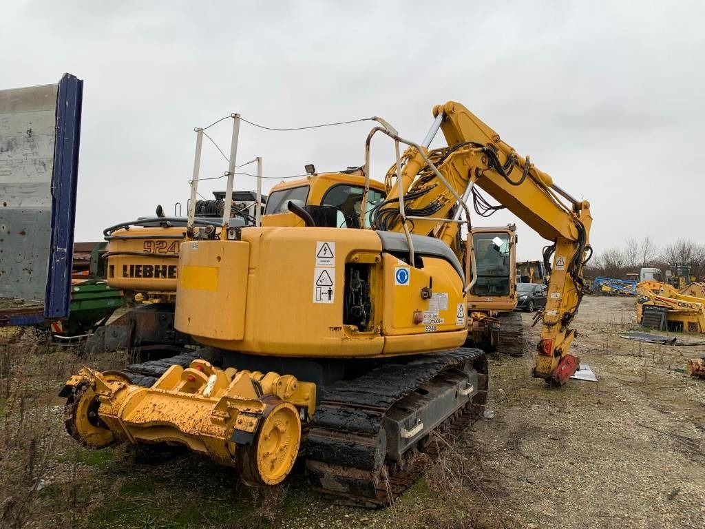 2006 New Holland E135SR-1ES crawler excavator, rear three-quarter view 2006 New Holland E135SR-1ES crawler excavator, rear three-quarter view
