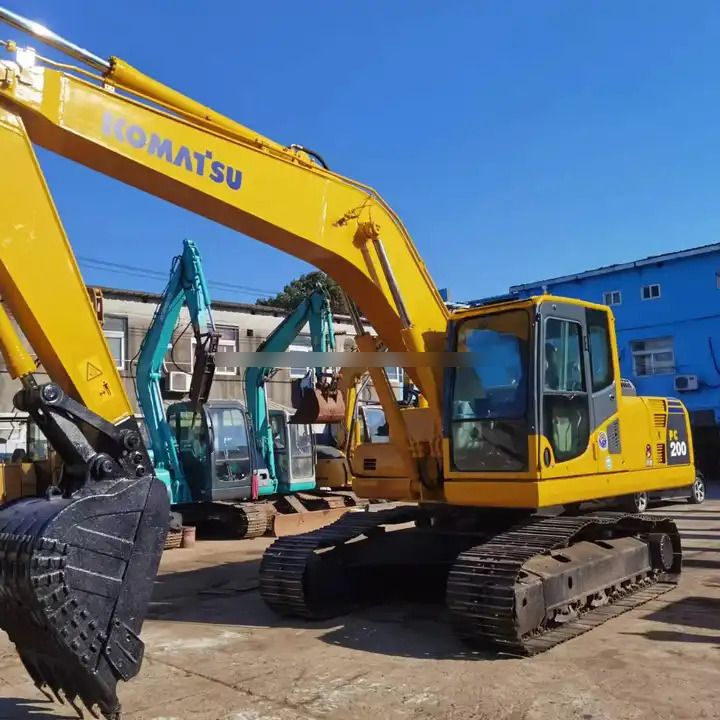 Escavatore cingolato Komatsu PC200-8 del 2020, vista laterale Escavatore cingolato Komatsu PC200-8 del 2020, vista laterale
