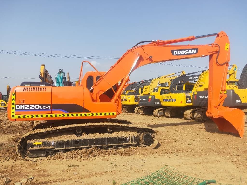 2023 Doosan DH220LC-7 crawler excavator side view
