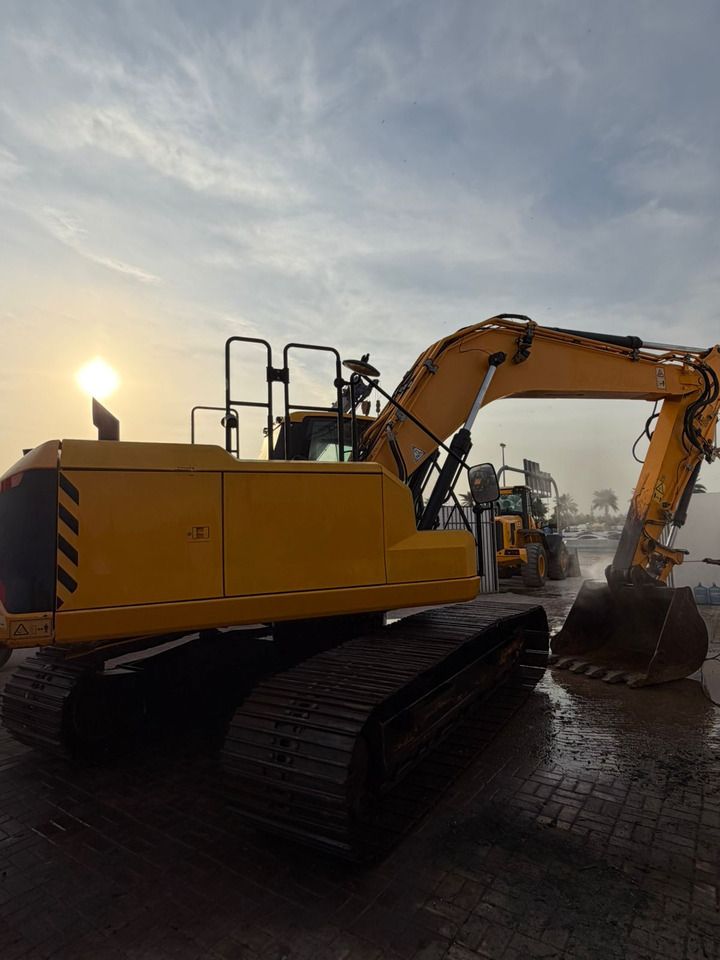 2019 JCB JS220XL excavator, rear three-quarter view 2019 JCB JS220XL excavator, rear three-quarter view
