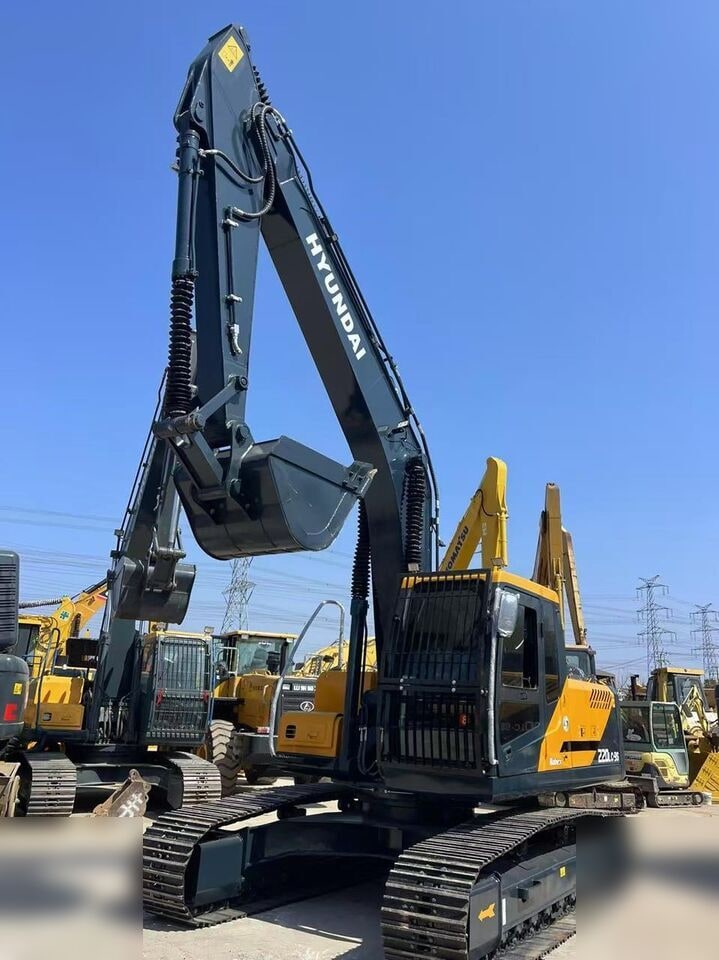 2019 Hyundai R220LC-9S crawler excavator, front three-quarter view 2019 Hyundai R220LC-9S crawler excavator, front three-quarter view