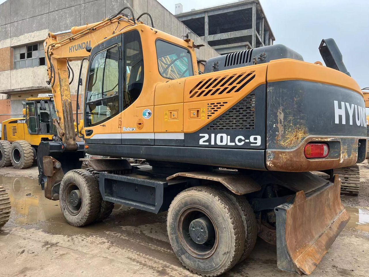 Hyundai 210LC-9 wheel excavator, rear three-quarter view Hyundai 210LC-9 wheel excavator, rear three-quarter view