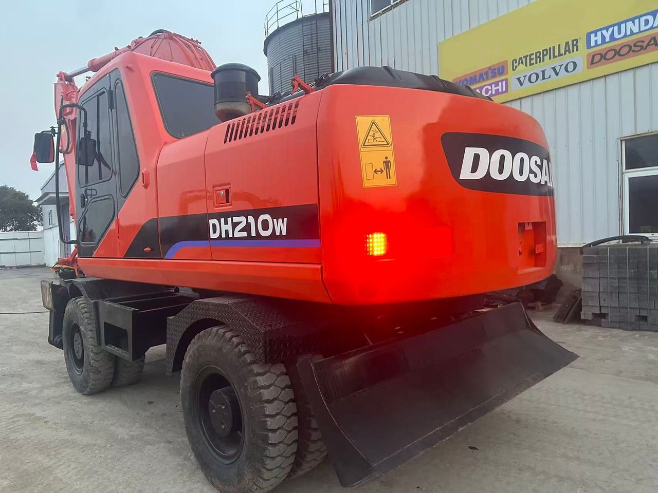 2018 Doosan DH210W wheel excavator rear three-quarter view 2018 Doosan DH210W wheel excavator rear three-quarter view