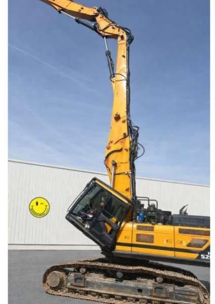 2017 Hyundai HX520L demolition excavator side view 2017 Hyundai HX520L demolition excavator side view