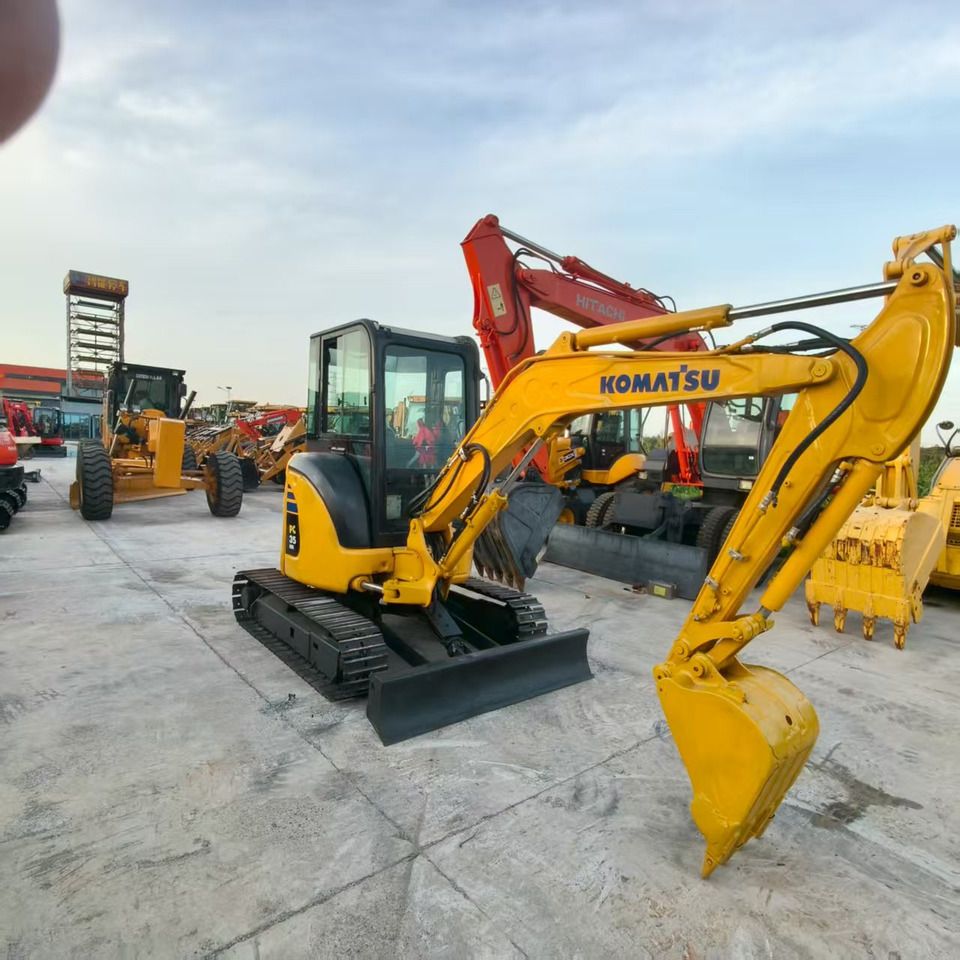 2023 Komatsu PC35MR mini excavator, front three-quarter view 2023 Komatsu PC35MR mini excavator, front three-quarter view